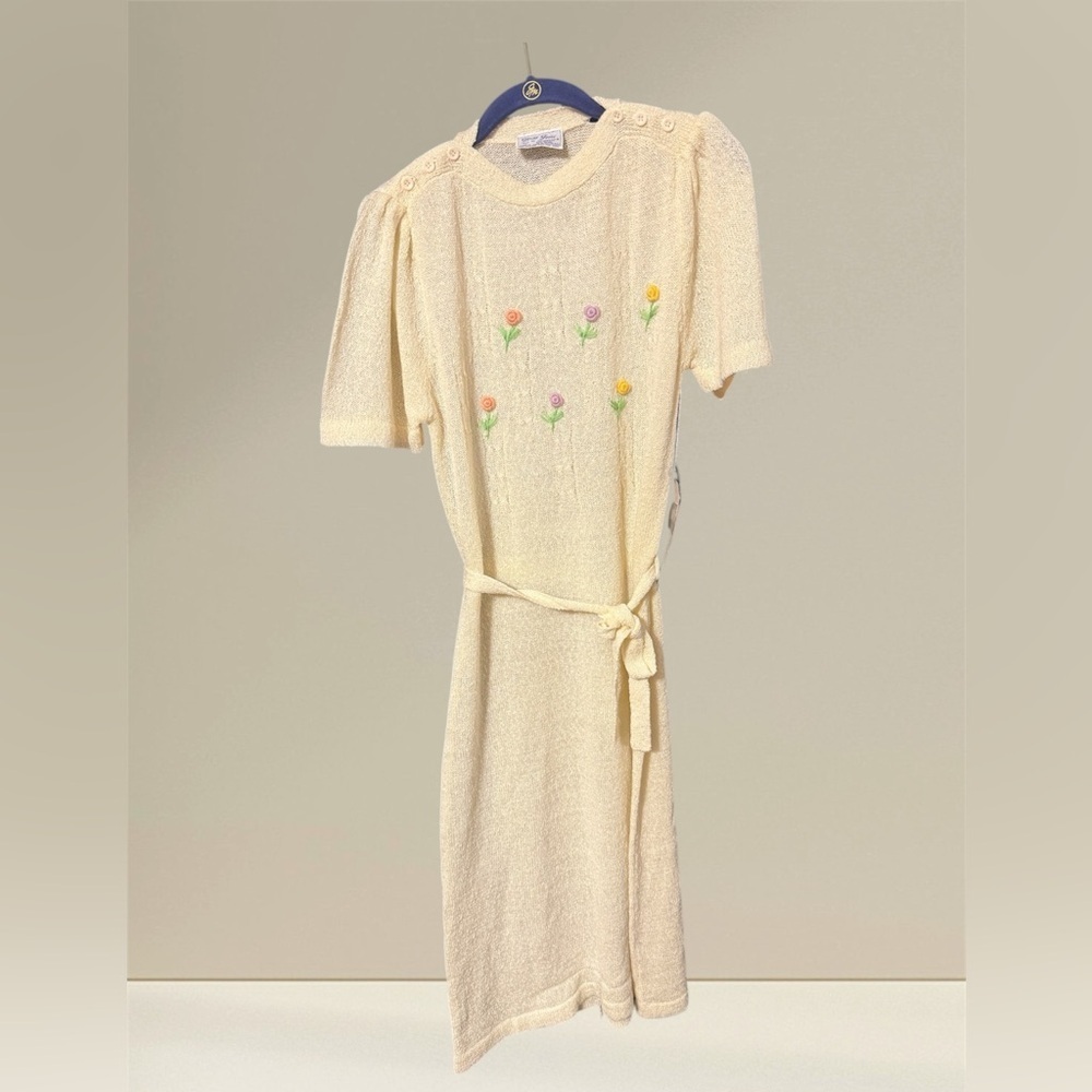 VINTAGE 70’s FLORAL DESIGN KNIT MIDI CREAM  LARGE HAS TAGS ATTACHED W/ A FLAW